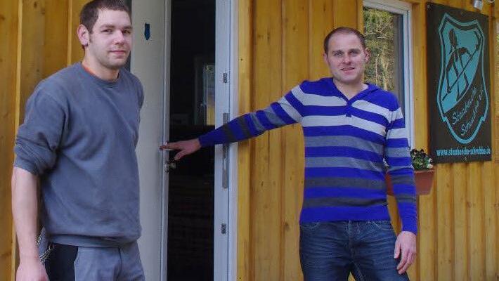 Bauleiter Simon Kraus (links) und Ober-Schrubber Alexander Jakob sind stolz auf das selbstgebaute Vereinsheim  Foto: Heike Schülein