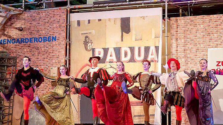 Auch mit schwungvollen Tanzszenen begeisterte die Inszenierung von "Kiss Me, Kate" das Publikum.Foto: Albert Höchstädter