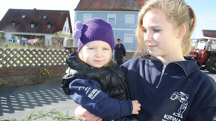 Jüngstes Kerwa-"Kid" war die einjährige Elena, die auf dem Arm ihrer Schwester Eyleen das Treiben beobachtete.