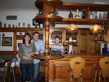 Kleiner König der Krone: Leon ist gerade einmal 15 Monate alt. Seine Eltern Cindy Wenig und Dustin Schlößinger nennen ihn "Zwerg". Foto: Ulrike Müller