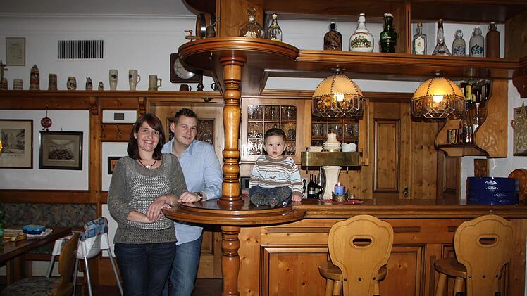 Kleiner König der Krone: Leon ist gerade einmal 15 Monate alt. Seine Eltern Cindy Wenig und Dustin Schlößinger nennen ihn "Zwerg". Foto: Ulrike Müller