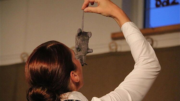 Der gestiefelte Kater (Sandra Eichelbrönner-Fickert) vertilgt eine Maus.