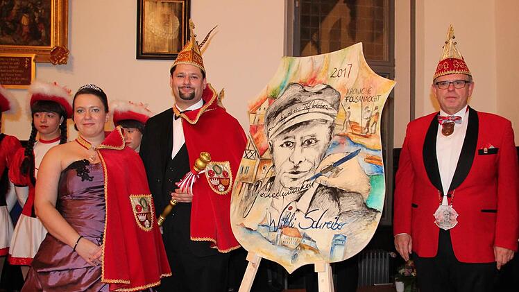Prinzessin Caro I. und Prinz Stefan II. enthüllten den neuen Orden, der Willi Schreiber gewidmet ist. Mit im Bild Sitzungspräsident Georg Löffler.  Foto: Friedwald Schedel