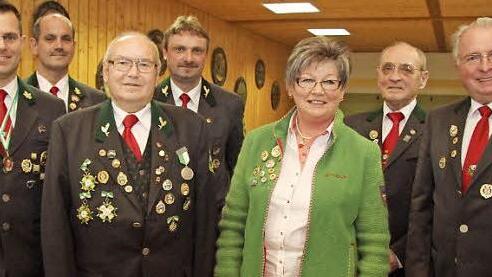 Der Vorsitzende der Kauernburger Schützen, Harry Bauer (Vierter von links), und Schützenmeister Rudolf Fürbringer (Zweiter von links) zeichneten verdiente Schützen aus: Patric Waldmann wurde für seine Leistungen mit der Sportpistole KK mit einer Bronzemedaille und für die Ergebnisse beim Sportpistolenschießen 9mm mit der Silbermedaille geehrt. Seit 60 Jahren ist Peter Knopf den Schützen treu. Außerdem wurden Brigitte Brückner (50 Jahre), Manfred Kluge (40 Jahre) und Jürgen Kohlberger (50 Jahr...