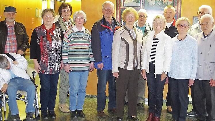Der neu gewählte Seniorenbeirat der Stadt Kronach rund um die Vorsitzende Hanni Wachter (siebte von rechts), ihre Stellvertreterin Edith Marr (fünfte von rechts) sowie Schriftführer Horst Werner (achter von rechts) Foto: privat