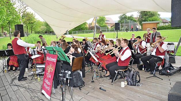 Der MV Größau-Posseck erfreute mit einem ansprechenden, facettenreichen Konzert die Zuhörer an der Seebühne. Foto: K.- H. Hofmann