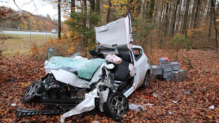 Völlig zerstört blieb der Unfallwagen direkt neben der Autobahn liegen. Die Feuerwehr befreite den eingeklemmten Fahrer. Foto: Ralf Ruppert