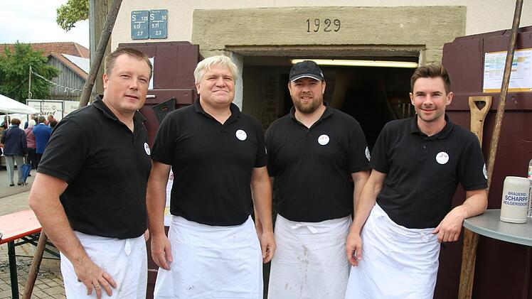 Nachbarschaftshilfe in Bischwind leisteten am Wochenende die vier Heilgersdorfer "Bäcker" Günther und Gerhard Bock, Michael Langguth und Jens Hartmann (von links). Blechkuchen, Braten und Bauch fanden reißenden Absatz. Foto: Bettina Knauth