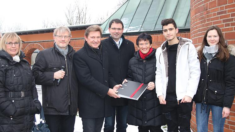 Bei der &Uuml;bergabe (von links): Stellvertretende Bezirkstagspr&auml;sidentin Dagmar Keis-Lechner, Pfarrer J&uuml;rgen Singer, die Landtagsabgeordneten Rainer Ludwig, Martin Sch&ouml;ffel und Inge Aures, Hossein K. und Initiatorin Hanna Schneider. Mirjam Stumpf
