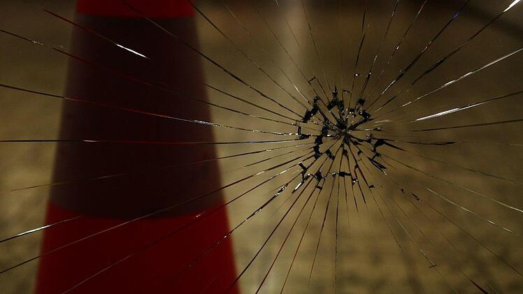 Unbekannte Täter haben am Wochenende an einer Schule in Nürnberg einen Sachschaden von mehreren Zehntausend Euro angerichtet. Sie zerstörten Glaskuppeln uns Fenster und brachen in das Gebäude ein. Symboloto: pixabay/PublicDomainPictures