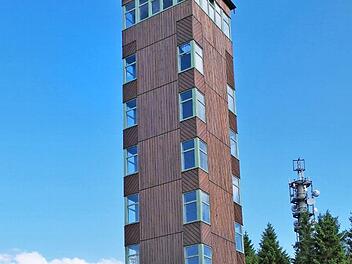 Vor dem neu angestrichenen Turm mit Panoramakamera auf dem Bleßberg (von links): Tina Heinz, Verein Naturpark Thüringer Wald, Philipp Rothe, Regionale Aktionsgruppe Leader Hildburghausen-Sonneberg, Sven Gregor, Bürgermeister Eisfeld, und Ludwig Wächter, Thüringer Waldverein Saargrund  Foto: Philipp Rothe
