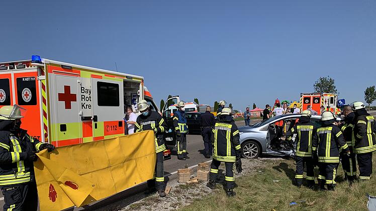 Auf der Staatsstraße 2248 kam es bei Herrieden (Landkreis Ansbach) zu einem Verkehrsunfall mit drei Verletzten.