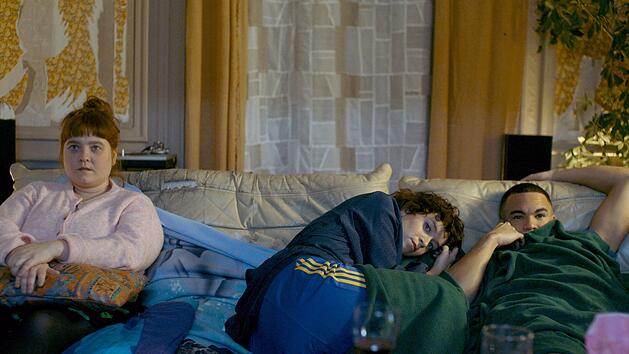 Louise (Liv Henneguier, links) und ihre neuen Mitbewohner Charlie (Clara Bretheau) und Nelson (Th&eacute;o Christine) schauen jeden Sonntag gemeinsam einen Film.