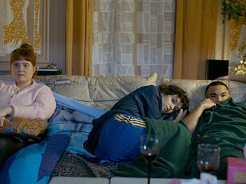 Louise (Liv Henneguier, links) und ihre neuen Mitbewohner Charlie (Clara Bretheau) und Nelson (Th&eacute;o Christine) schauen jeden Sonntag gemeinsam einen Film.