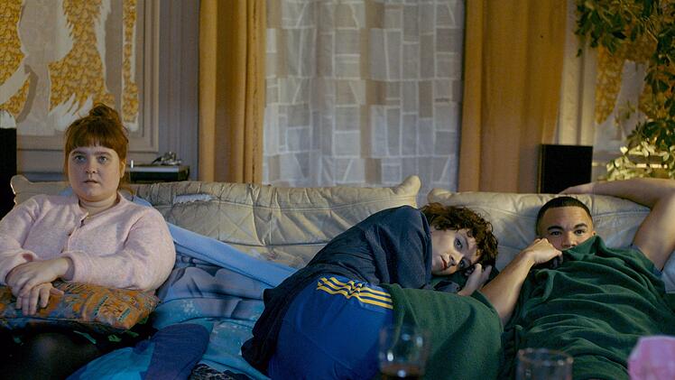 Louise (Liv Henneguier, links) und ihre neuen Mitbewohner Charlie (Clara Bretheau) und Nelson (Th&eacute;o Christine) schauen jeden Sonntag gemeinsam einen Film.