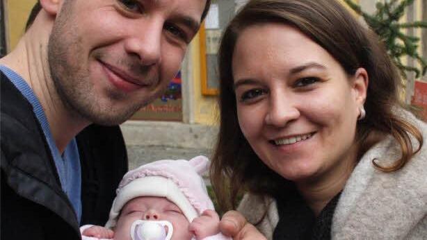 Weihnachtsmarktbegeisterung bei Christian Müller und Julia Meyer, Baby Mia schläft lieber.