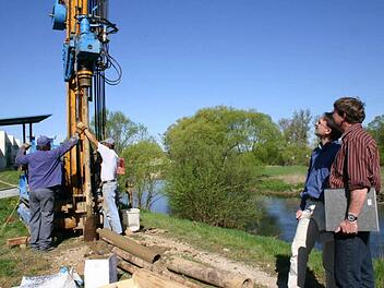 Bohrungen am Michelauer Maindamm: Im April 2007 waren Mitarbeiter des Wasserwirtschaftsamtes Kronach zur vorbereitenden Untersuchung vor Ort. Anhand entnommener Bodenproben sollten Rückschlüsse auf die Qualität der Dämme ermöglicht werden. Archivbild: Ramona Popp