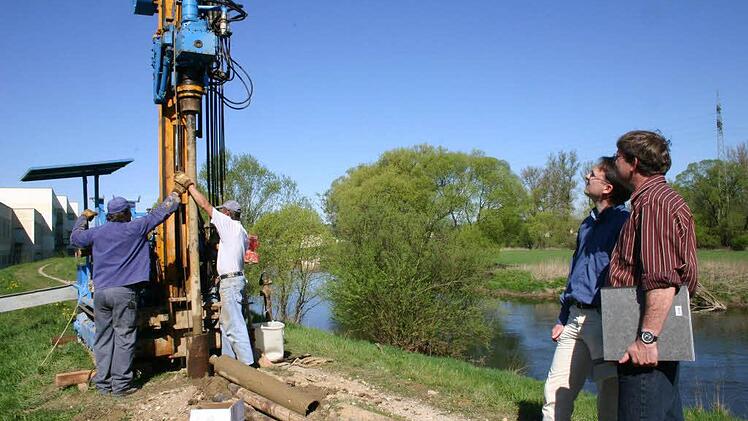 Bohrungen am Michelauer Maindamm: Im April 2007 waren Mitarbeiter des Wasserwirtschaftsamtes Kronach zur vorbereitenden Untersuchung vor Ort. Anhand entnommener Bodenproben sollten Rückschlüsse auf die Qualität der Dämme ermöglicht werden. Archivbild: Ramona Popp