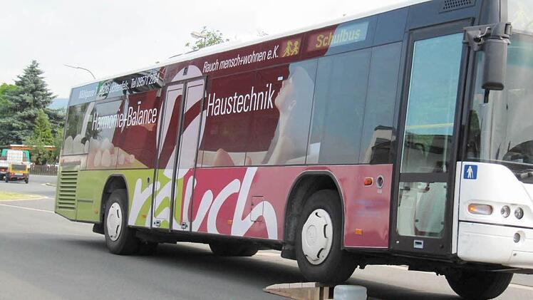 Schulbus gegen Wasserkanister - unvorstellbar schlimm, wenn da ein Kind unter die Räder geraten wäre