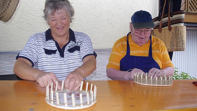 Eliane und Christian Schneider (von links) luden zum Flechten ein.
