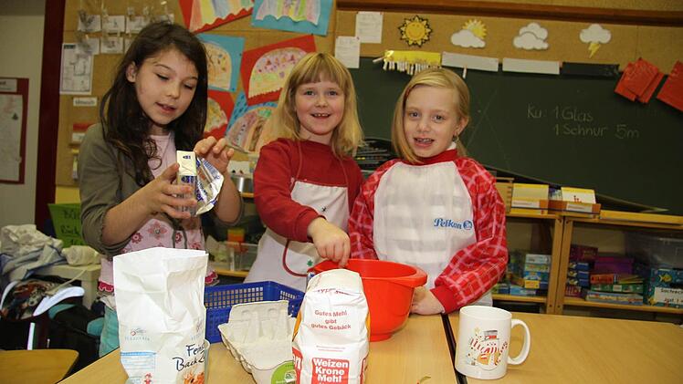 Salome Sammet (8), Magdalena Jaurich (6) und Katharina Pagunk (6) finden das Backen richtig toll.