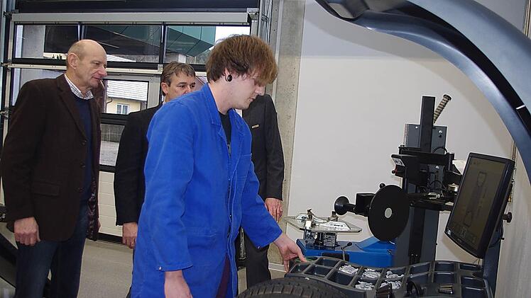 Marcel Preißinger (rechts) geht das Bedienen der Reifenwuchtmaschine der neuen schuleigenen Kfz-Werkstatt gut von der Hand. Mit im Bild sind (von links) Fachlehrer Walter Limmer, stellvertretender Landrat Gerhard Wunder sowie stellvertretender Schulleiter Werner Zahner.
