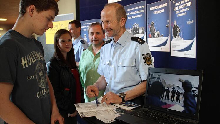 Niklas Bauer (li.) interessiert sich für eine Berufslaufbahn bei der Polizei. Einstellungsberater Stefan Kunz (re.) informiert über die Voraussetzungen.