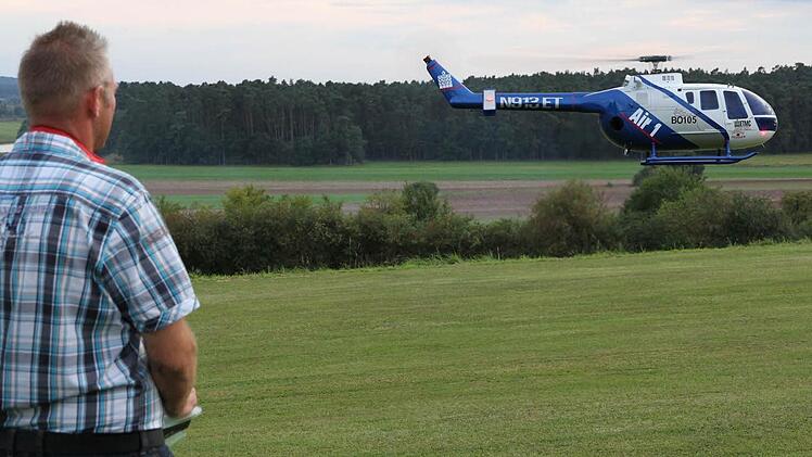 Patrick Schanz aus Steinbach führt seinen BO 105 vor. Foto: Mathias Erlwein