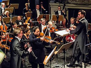 Zhuo Lu (Viola) und Philipp Grzondziel (Klarinette) waren die Solisten beim Adventskonzert im Landestheater. Das Philharmonische Orchester spielte unter der Leitung von Alexander Merzyn. Foto: Jochen Berger