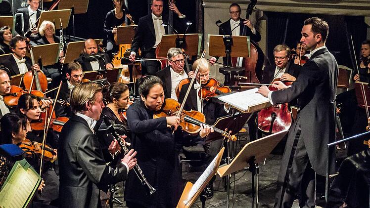 Zhuo Lu (Viola) und Philipp Grzondziel (Klarinette) waren die Solisten beim Adventskonzert im Landestheater. Das Philharmonische Orchester spielte unter der Leitung von Alexander Merzyn. Foto: Jochen Berger
