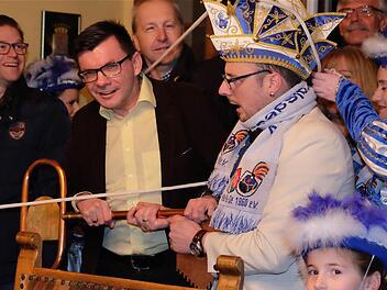 Die Narren erkämpften sich nach zähem Ringen mit Bürgermeister Armin Warmuth und dem Stadtrat den Rathausschlüssel. Fotos: Gerd Schaar