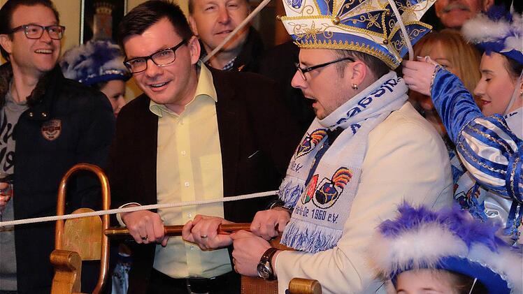 Die Narren erkämpften sich nach zähem Ringen mit Bürgermeister Armin Warmuth und dem Stadtrat den Rathausschlüssel. Fotos: Gerd Schaar