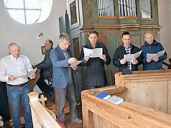 Stimmgewaltig: Arno Kotschenreuther, Roland Völk (Orgel), Gottfried Grau (Pilatus und Chorleiter), Matthias Grebner, Marco Müller, Joachim Seuss (von links) wussten zu beeindrucken.  Foto: Karl-Heinz Hofmann