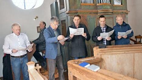 Stimmgewaltig: Arno Kotschenreuther, Roland Völk (Orgel), Gottfried Grau (Pilatus und Chorleiter), Matthias Grebner, Marco Müller, Joachim Seuss (von links) wussten zu beeindrucken.  Foto: Karl-Heinz Hofmann