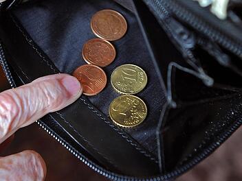 Oma Ingrid hat nicht viel Geld zum Leben.  Weil sie nur eine kleine Rente hat und das Geld  fehlt, klaut eine 84-jährige Lebensmittel im Wert von rund 70 Euro. Dafür muss die Rentnerin hinter Gitter. Symbolbild: dpa