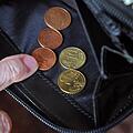 Oma Ingrid hat nicht viel Geld zum Leben.  Weil sie nur eine kleine Rente hat und das Geld  fehlt, klaut eine 84-jährige Lebensmittel im Wert von rund 70 Euro. Dafür muss die Rentnerin hinter Gitter. Symbolbild: dpa