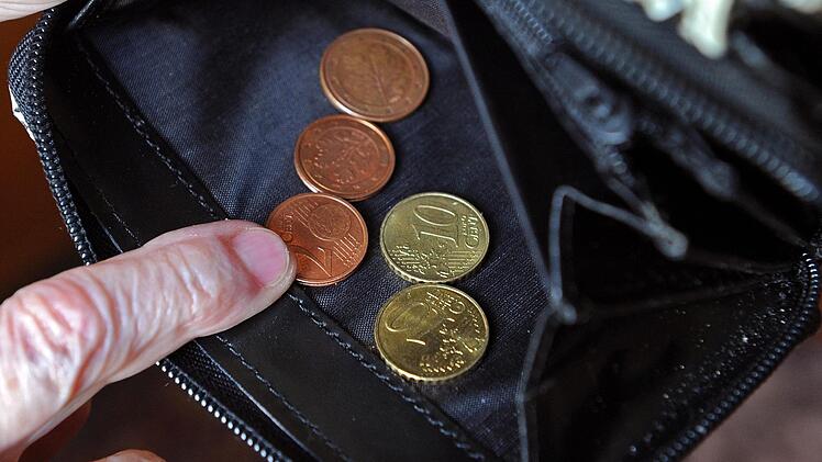 Oma Ingrid hat nicht viel Geld zum Leben.  Weil sie nur eine kleine Rente hat und das Geld  fehlt, klaut eine 84-jährige Lebensmittel im Wert von rund 70 Euro. Dafür muss die Rentnerin hinter Gitter. Symbolbild: dpa
