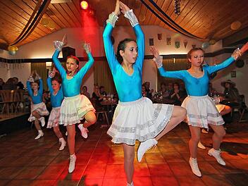 Eine Tanzgruppe des TSV Stadtlauringen begeisterte bei der  Faschingseröffnung in Kleinwenkheim die Gäste. Foto: Dieter Britz