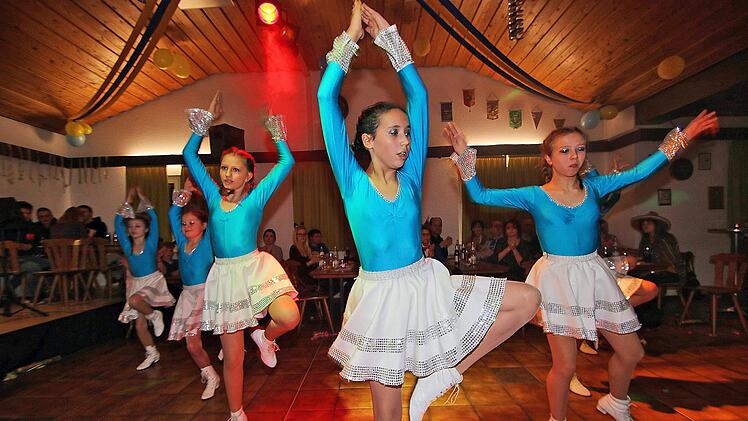 Eine Tanzgruppe des TSV Stadtlauringen begeisterte bei der  Faschingseröffnung in Kleinwenkheim die Gäste. Foto: Dieter Britz