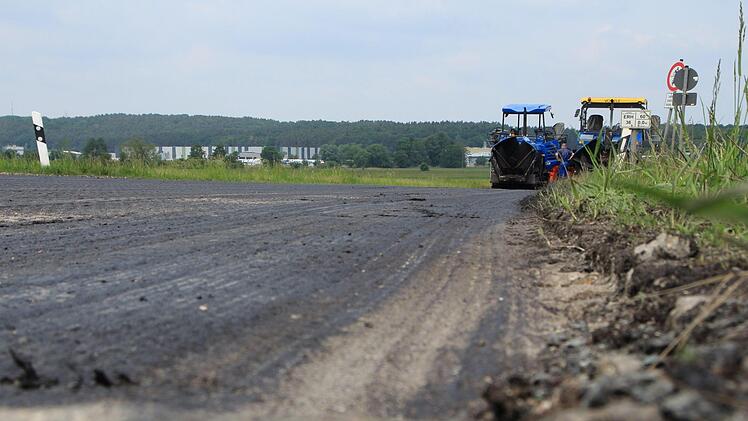 Arbeiter verpassten  in den  vergangenen  Tagen den schadhaften Stellen auf der Schönwetterstraße zwischen Medbacher Kreisel und B470 neuen Asphalt. Foto: Christian Bauriedel
