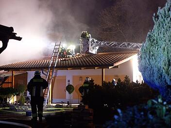 In Nürnberg hat es am Freitagabend gebrannt. Der Dachstuhl eines Gartenhauses stand in Flammen. Die Feuerwehr musste anrücken.  Foto: NEWS5/Grundmann