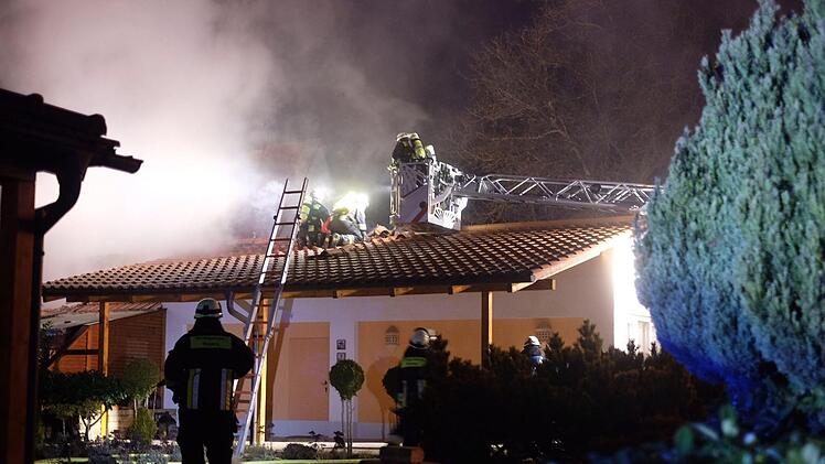 In Nürnberg hat es am Freitagabend gebrannt. Der Dachstuhl eines Gartenhauses stand in Flammen. Die Feuerwehr musste anrücken.  Foto: NEWS5/Grundmann