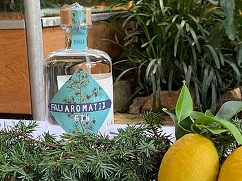 Der "FAU-Aromatix-Gin" des Botanischen Gartens der  Friedrich-Alexander-Universit&auml;t Erlangen-N&uuml;rnberg  schmeckt nach Pflanzen aus dem Aromagarten in Erlangen. Foto: Isabel Gaschler