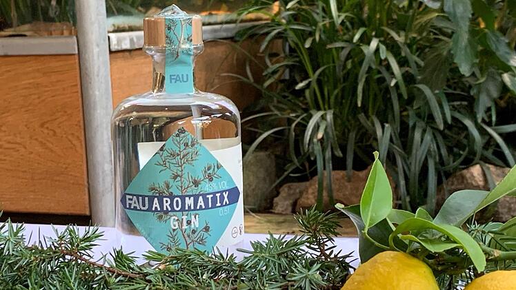 Der "FAU-Aromatix-Gin" des Botanischen Gartens der  Friedrich-Alexander-Universit&auml;t Erlangen-N&uuml;rnberg  schmeckt nach Pflanzen aus dem Aromagarten in Erlangen. Foto: Isabel Gaschler