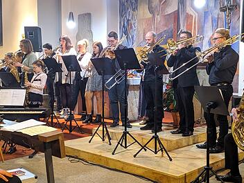 Bei den Auftritten der verschiedenen Ensembles wurde es zeitweise eng im Chorraum der Heilig-Kreuz-Kirche. Foto: KZG