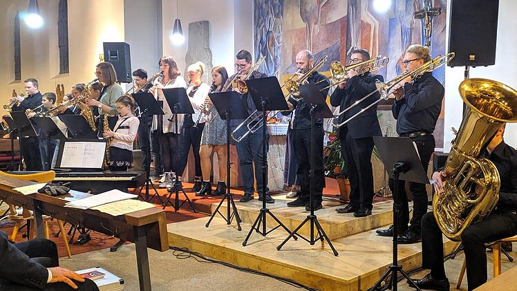 Bei den Auftritten der verschiedenen Ensembles wurde es zeitweise eng im Chorraum der Heilig-Kreuz-Kirche. Foto: KZG