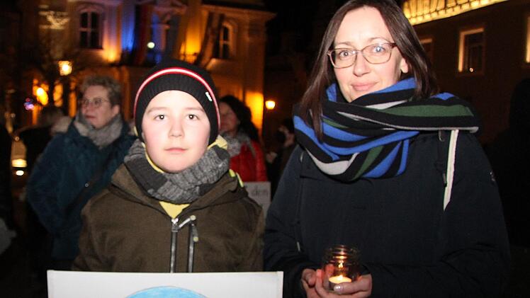 Lucas (11) kam mit seiner Mutter Lena Ehrhardt auf den Kulmbacher Marktplatz. Der Elfjährige hat viele Nachrichten über die Ukraine im Fernsehen gesehen. Für die Mahnwache hat er ein Friedenszeichen gemalt - denn Frieden und ein Ende der Kampfhandlungen sind dem Elfjährigen ein Anliegen. Foto: Sonny Adam