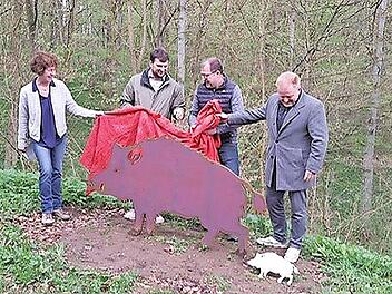 Im Bild enth&uuml;llen (von links) die Vorsitzende des Heimatvereins, Martina Roth, Lorenz Rothmann (Schweinfurter Oberland), Thomas Mauer (Planer und Konstrukteur) sowie B&uuml;rgermeister Matthias Klement die Silhouette aus Stahl.