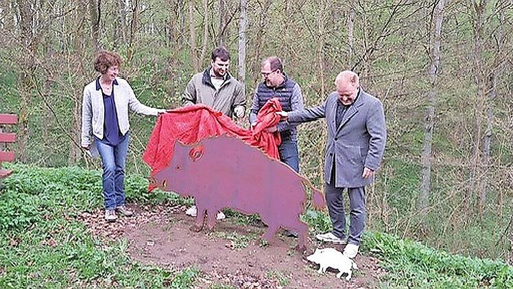 Im Bild enth&uuml;llen (von links) die Vorsitzende des Heimatvereins, Martina Roth, Lorenz Rothmann (Schweinfurter Oberland), Thomas Mauer (Planer und Konstrukteur) sowie B&uuml;rgermeister Matthias Klement die Silhouette aus Stahl.