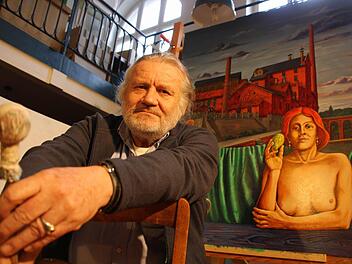 Der Kitzinger Künstler Klaus D. Christof in seinem Werkstatt-Atelier. Fotos: Diana Fuchs